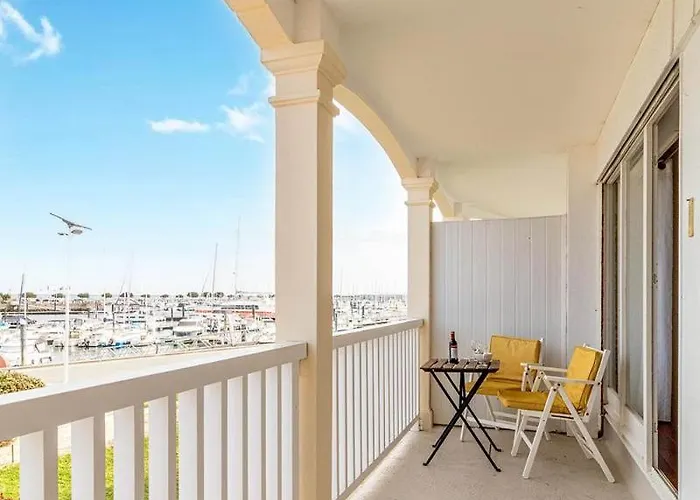 Grand T2 En 1ere Ligne Vue Sur Le Petit Port *